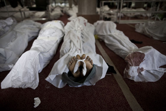 القاهرة: يعانون في تسلم جثامين ابنائهم القتلى  صورة رقم 27