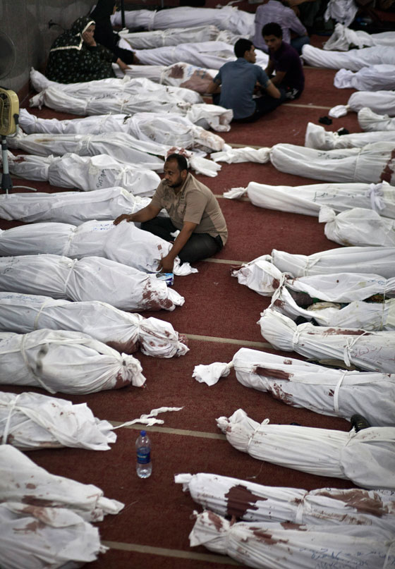 القاهرة: يعانون في تسلم جثامين ابنائهم القتلى  صورة رقم 28