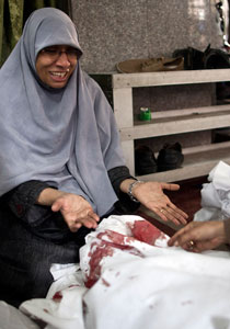 القاهرة: يعانون في تسلم جثامين ابنائهم القتلى صورة رقم 1 القاهرة: يعانون في تسلم جثامين ابنائهم القتلى صورة رقم 1