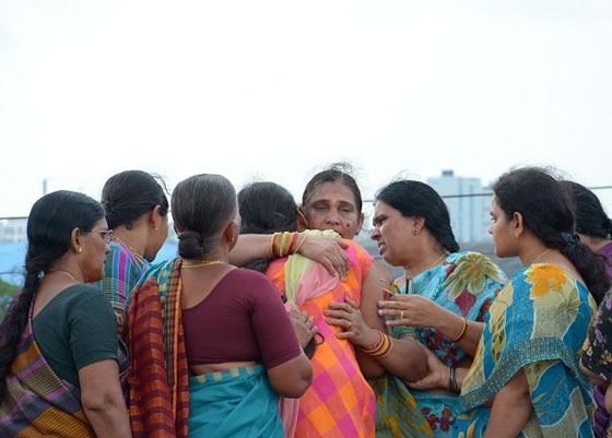  طفلة تسقط من والدها في النهر خلال التقاط صورة تذكارية  صورة رقم 3