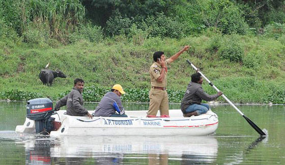  طفلة تسقط من والدها في النهر خلال التقاط صورة تذكارية  صورة رقم 1
