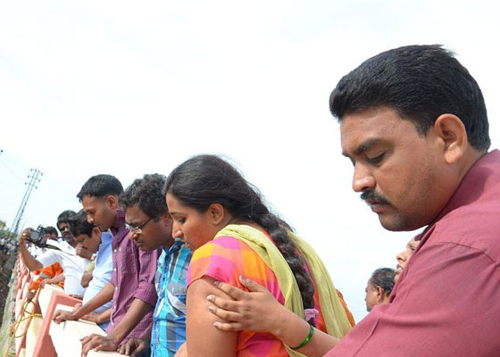  طفلة تسقط من والدها في النهر خلال التقاط صورة تذكارية  صورة رقم 5