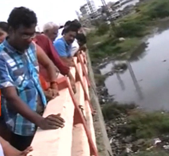  طفلة تسقط من والدها في النهر خلال التقاط صورة تذكارية  صورة رقم 8