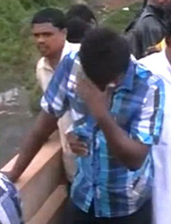  طفلة تسقط من والدها في النهر خلال التقاط صورة تذكارية  صورة رقم 9