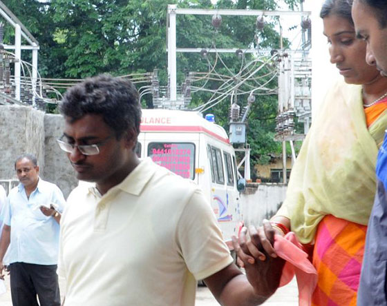  طفلة تسقط من والدها في النهر خلال التقاط صورة تذكارية  صورة رقم 6