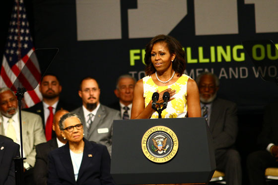 ميشيل اوباما تظهر بفستان اصفر جميل ثمنه 55 دولارا فقط  صورة رقم 4