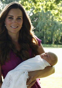 فستان كيت ميدلتون في صورة العائلة ينفذ من الاسواق في ساعتين  صورة رقم 1