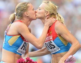 قبلة سحاقية تجمع رياضيتين روسيتين فازتا بالذهبية! صورة رقم 1