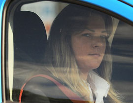 سيدة هاجمت وضربت سائق حافلة برئ معتقدة أنه الرجل الذي هددها صورة رقم 1