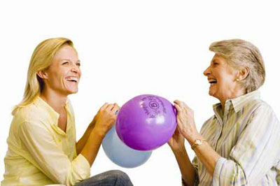 اعتقال شابين بسبب بيعهما بالونات تحوي غاز مضحك  صورة رقم 1