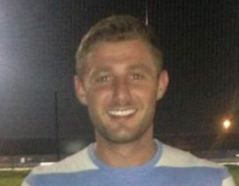 تمكن من النجاة رغم انسحاق سيارته في حادث طرق صورة رقم 1