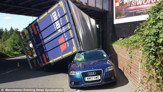 تمكن من النجاة رغم انسحاق سيارته في حادث طرق صورة رقم 2