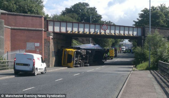 تمكن من النجاة رغم انسحاق سيارته في حادث طرق صورة رقم 3