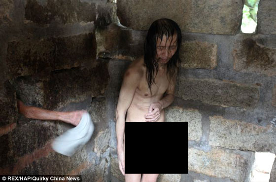 صور مؤثرة: والدان صينيان يسجنان ابنهما 30 عاماً في زنزانة صورة رقم 5