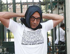 موسيقار تركي يعتصم بالحجاب امام سفارة السويد باسطنبول صورة رقم 1