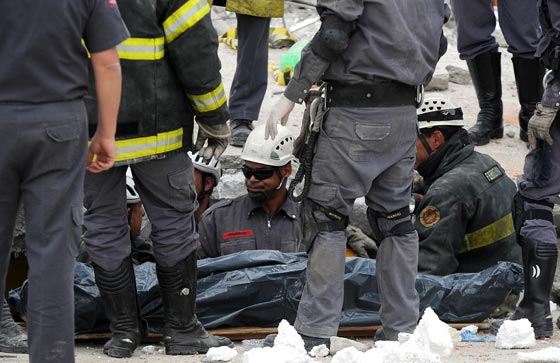 وفاة 6 أشخاص في إنهيار مبنى بالبرازيل  صورة رقم 13