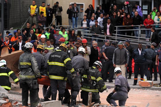 وفاة 6 أشخاص في إنهيار مبنى بالبرازيل  صورة رقم 10