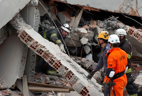 وفاة 6 أشخاص في إنهيار مبنى بالبرازيل  صورة رقم 14