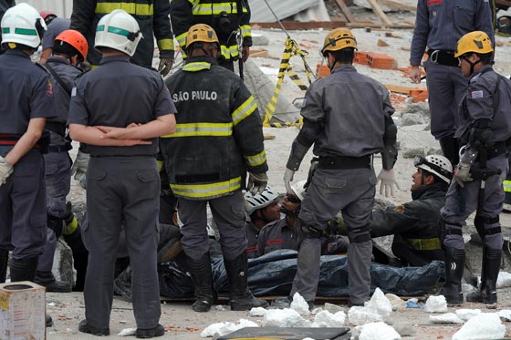 وفاة 6 أشخاص في إنهيار مبنى بالبرازيل  صورة رقم 16