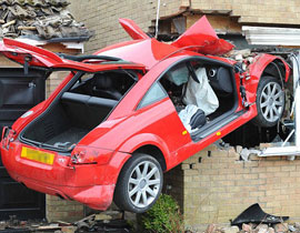 صور: محاكمة سائق اخترق منزلا لقيادته المتهورة تحت تأثير الكحول  صورة رقم 1