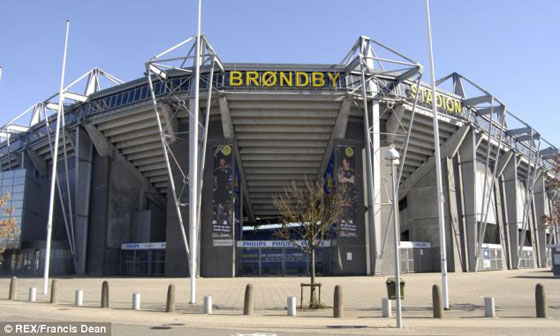 مشجعا كرة قدم دنماركيين يمارسان النوع على أرضية الملعب صورة رقم 2