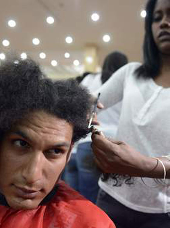 في فنزويلا.. لصوص يداهون النساء بالمقصات لسرقة شعرهن صورة رقم 2