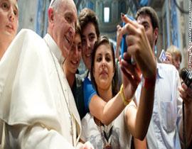 البابا يلتقط لنفسه صورة مع مجموعة مراهقين تثير جدلا واسعا! صورة رقم 1