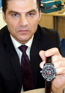 طبيب ينتهك مريضاته بشكل فاحش ويصورهن بكاميرا مخفية بساعته صورة رقم 1