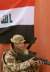 تجرد من انسانيته: جندي بريطاني اطلق النار على جثث عراقيين! صورة رقم 1