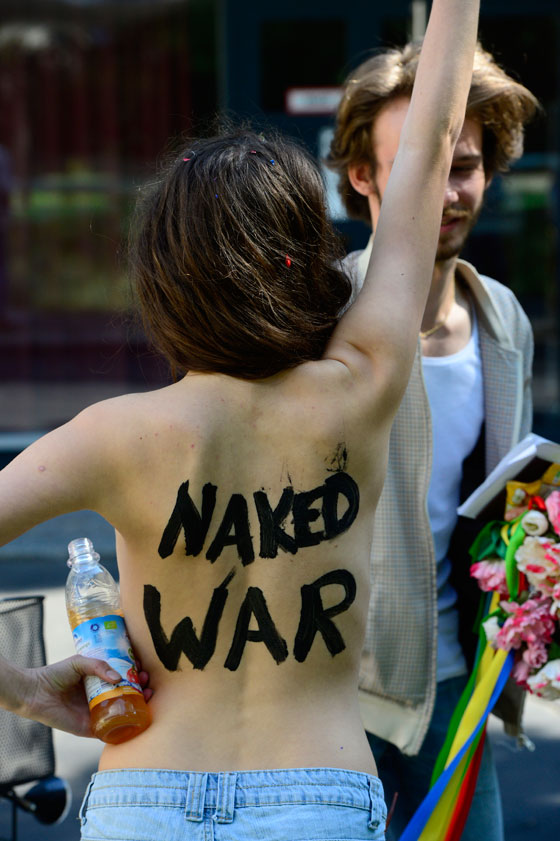 مفاجئ.. رجل وقف وراء منظمة فيمن النسائية وليس امرأة! صورة رقم 3