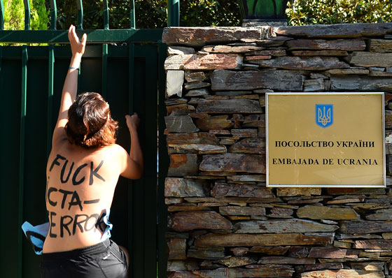 مفاجئ.. رجل وقف وراء منظمة فيمن النسائية وليس امرأة! صورة رقم 9