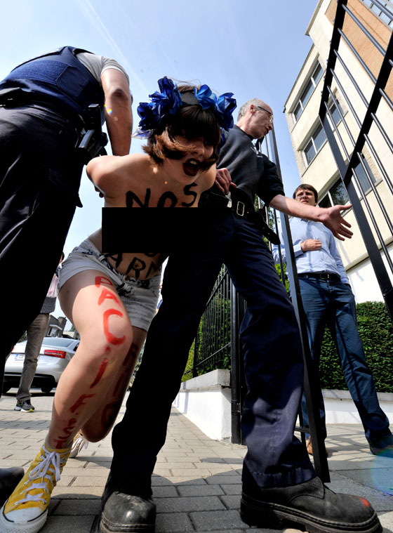 مفاجئ.. رجل وقف وراء منظمة فيمن النسائية وليس امرأة! صورة رقم 17