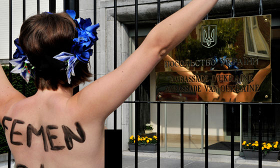 مفاجئ.. رجل وقف وراء منظمة فيمن النسائية وليس امرأة! صورة رقم 19