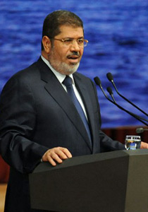 مرسي مصاب بعقدة الشرعية وكررها مئات المرات أثناء التحقيق صورة رقم 1