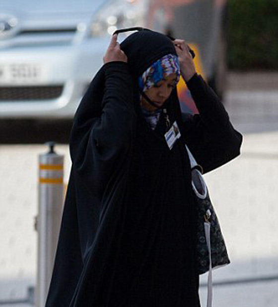 منع مسلمات من التحجب في كلية بريطانية.. لاسباب امنية صورة رقم 7 منع مسلمات من التحجب في كلية بريطانية.. لاسباب امنية صورة رقم 7