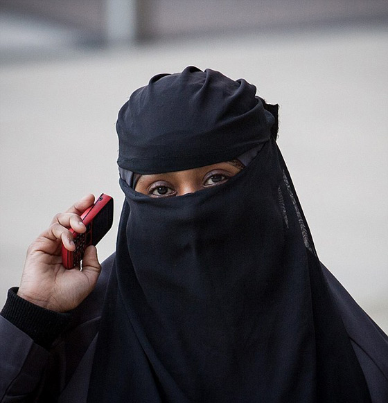 منع مسلمات من التحجب في كلية بريطانية.. لاسباب امنية صورة رقم 3 منع مسلمات من التحجب في كلية بريطانية.. لاسباب امنية صورة رقم 3