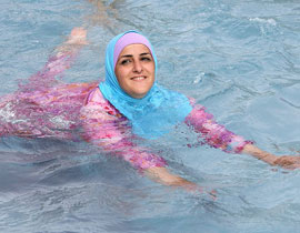 الزام الفتيات المسلمات في المانيا بتعلم السباحة مع البنين صورة رقم 1
