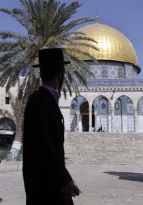 حالة تأهب.. آلاف اليهود يصلون بهدوء استعدادا لاقتحام الاقصى صورة رقم 1