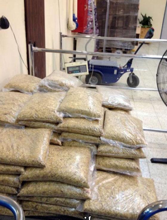 أكبر عملية تهريب ذهب وهواتف ومعسل بسيارة القنصل الفرنسي صورة رقم 3