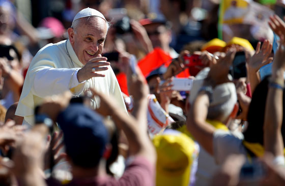 البابا فرنسيس يهاتف المواطنين ويراسلهم ويرفض الـ