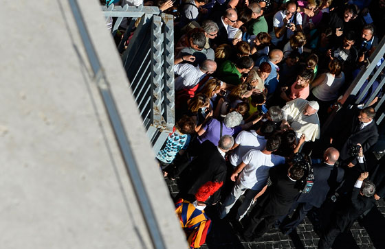 البابا فرنسيس يهاتف المواطنين ويراسلهم ويرفض الـ