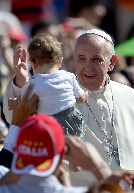 البابا فرنسيس يهاتف المواطنين ويراسلهم ويرفض الـ