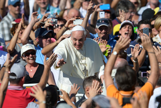 البابا فرنسيس يهاتف المواطنين ويراسلهم ويرفض الـ