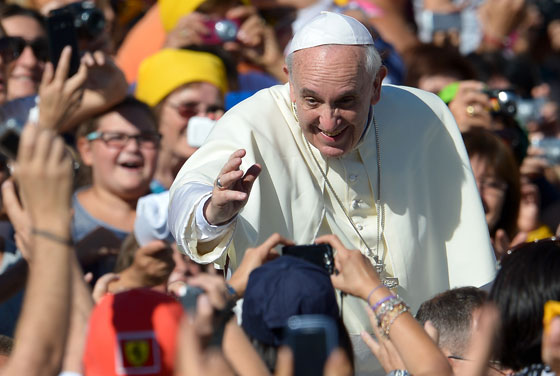 البابا فرنسيس يهاتف المواطنين ويراسلهم ويرفض الـ