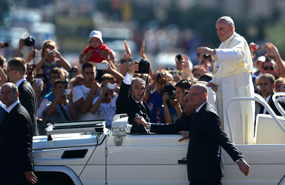 البابا فرنسيس يهاتف المواطنين ويراسلهم ويرفض الـ