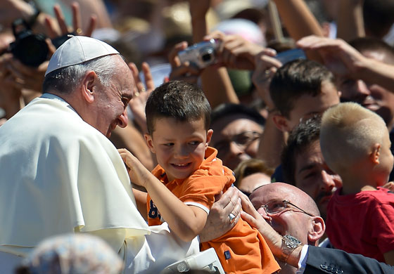 البابا فرنسيس يهاتف المواطنين ويراسلهم ويرفض الـ