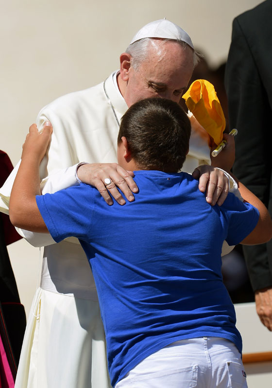 البابا فرنسيس يهاتف المواطنين ويراسلهم ويرفض الـ