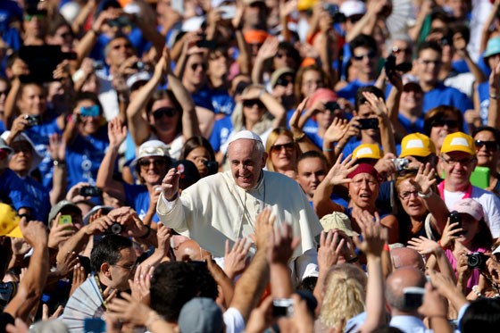 البابا فرنسيس يهاتف المواطنين ويراسلهم ويرفض الـ