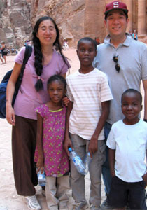 قطر تتهم زوجين امريكيين بتبني اطفال وقتلهم للتجارة باعضائهم! صورة رقم 1