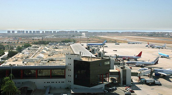 وفاة طفل بعد أن نسيه والداه على جهاز كشف الحقائب في المطار صورة رقم 1